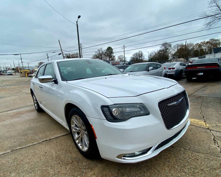 2017 Chrysler 300 C photo 6