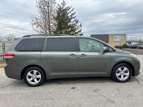 2011 Toyota Sienna LE 7-Passenger Auto Access Seat