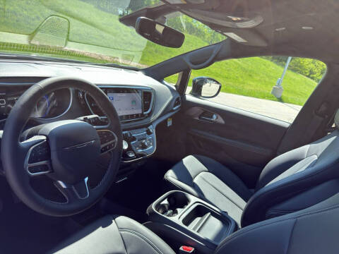 2027 Chrysler Pacifica Select