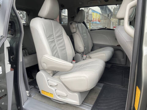 2011 Toyota Sienna XLE 7-Passenger Auto Access Seat