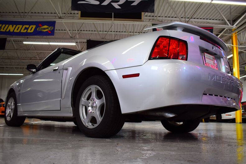 2004 Ford Mustang Deluxe