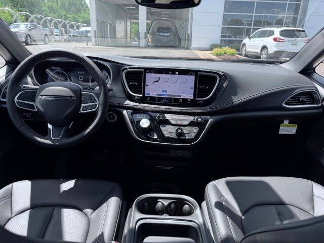 2027 Chrysler Pacifica Select