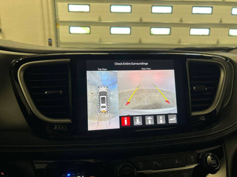 2027 Chrysler Pacifica Select