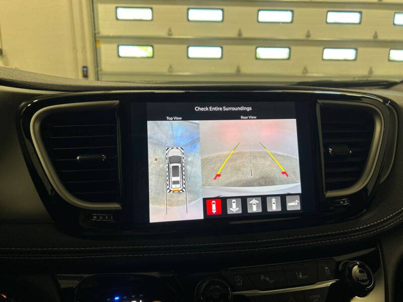 2027 Chrysler Pacifica Select