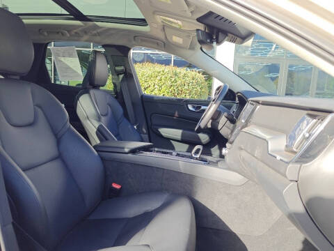 2025 Volvo XC60 B5 Core Dark Theme