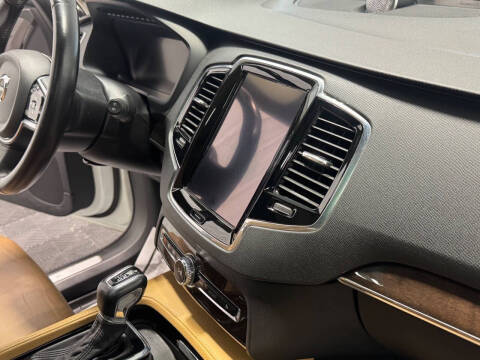 2016 Volvo XC90 T6 Momentum