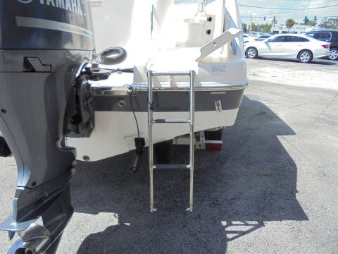 2017 Robalo R222