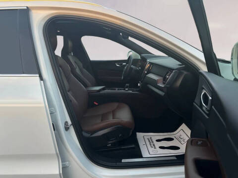 2023 Volvo XC60 B5 Plus Bright Theme
