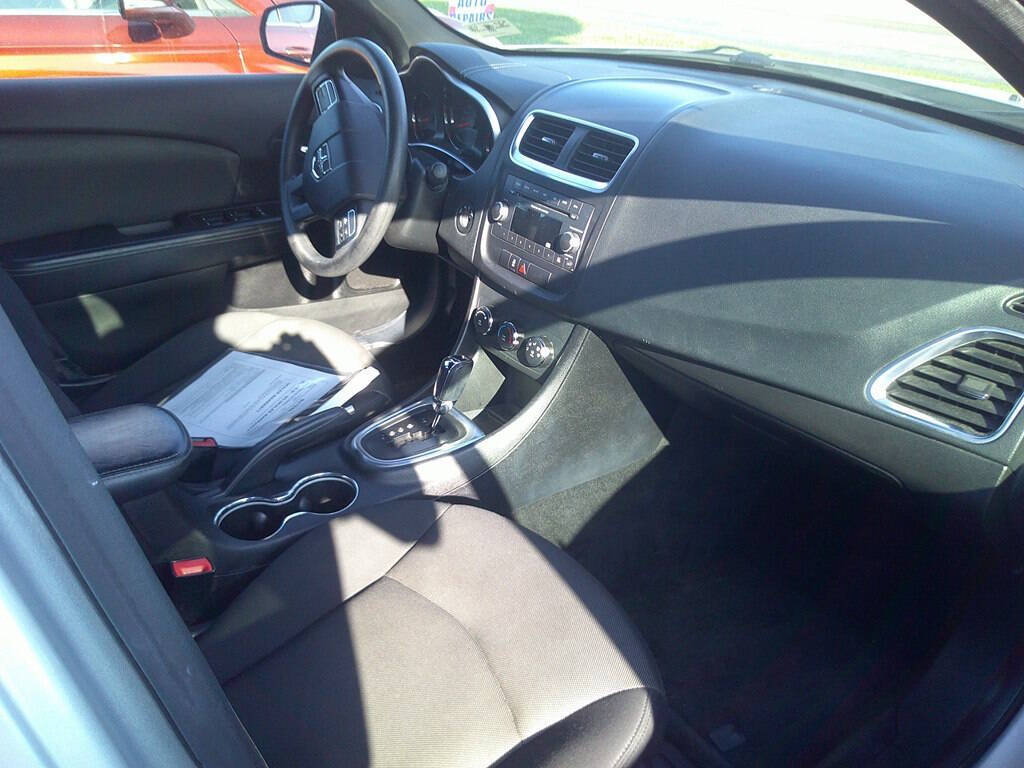Silver 2012 Dodge Avenger SE SE 4dr Sedan 10