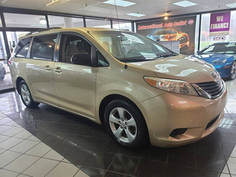 2014 Toyota Sienna LE 7-Passenger Auto Access Seat