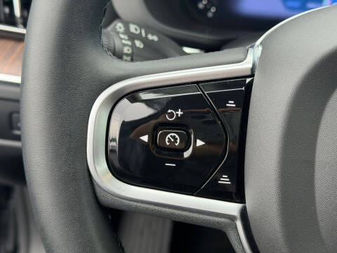 2023 Volvo XC60 B5 Plus Dark Theme