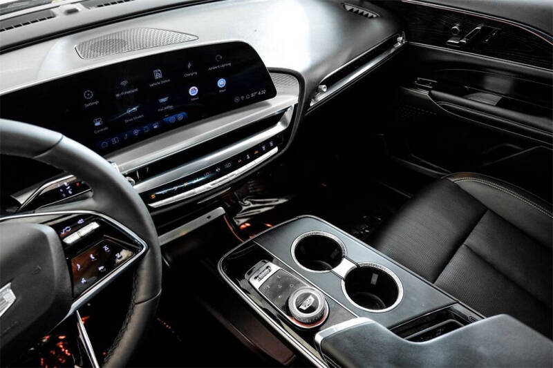 2024 Cadillac LYRIQ Luxury 1