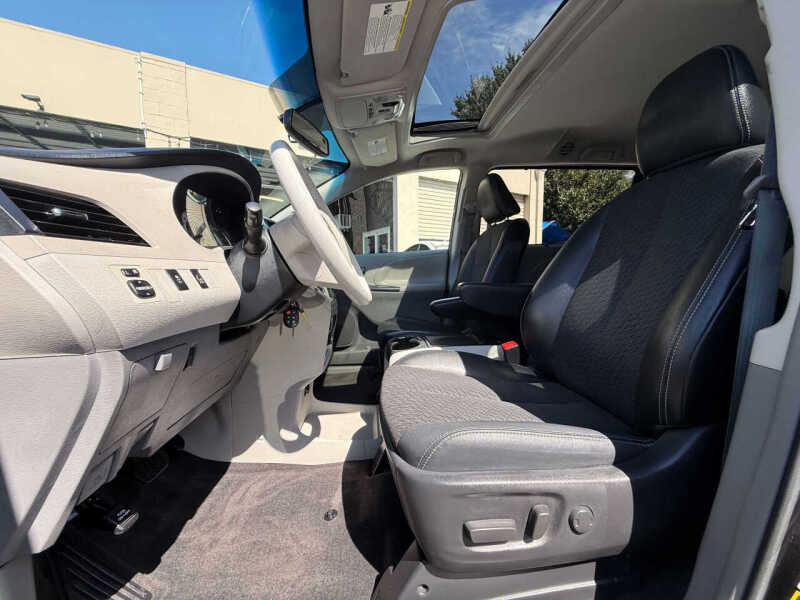 2013 Toyota Sienna SE 8-Passenger