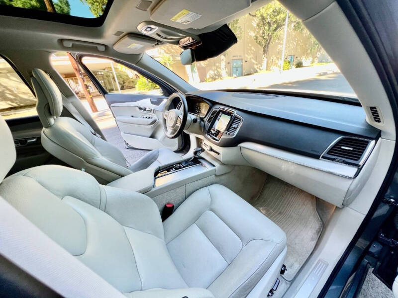 2016 Volvo XC90 T6 Momentum