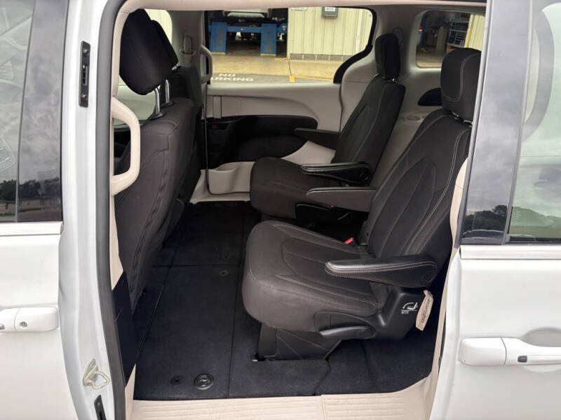2022 Chrysler Voyager LX