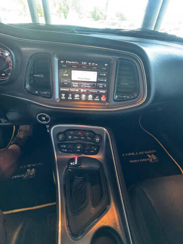 2016 Dodge Challenger 392 HEMI Scat Pack Shaker