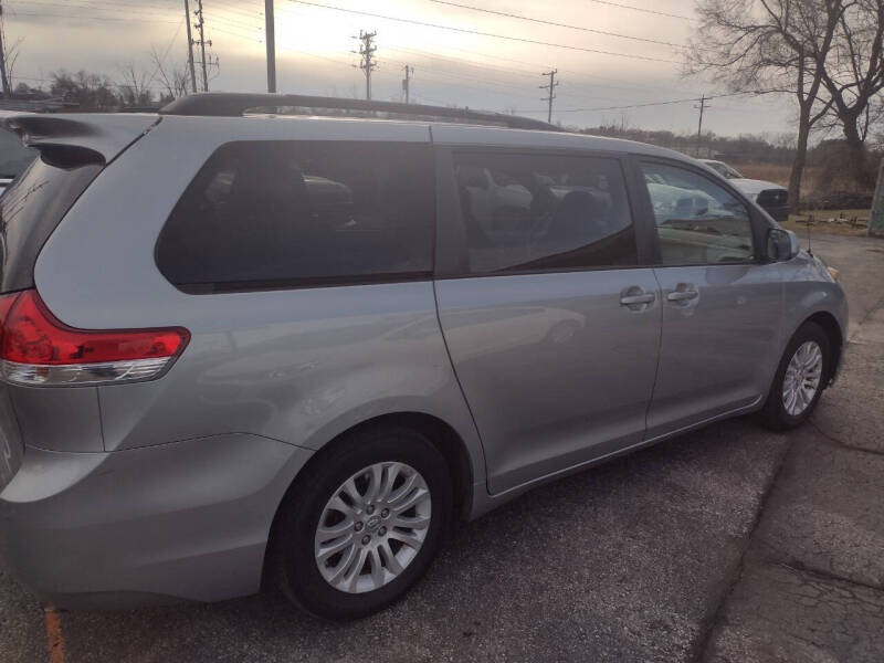 2014 Toyota Sienna XLE photo 5