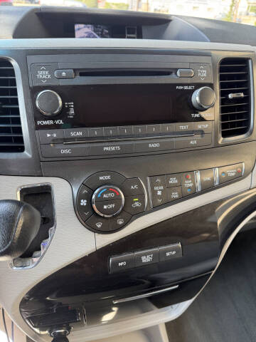 2014 Toyota Sienna LE 8-Passenger