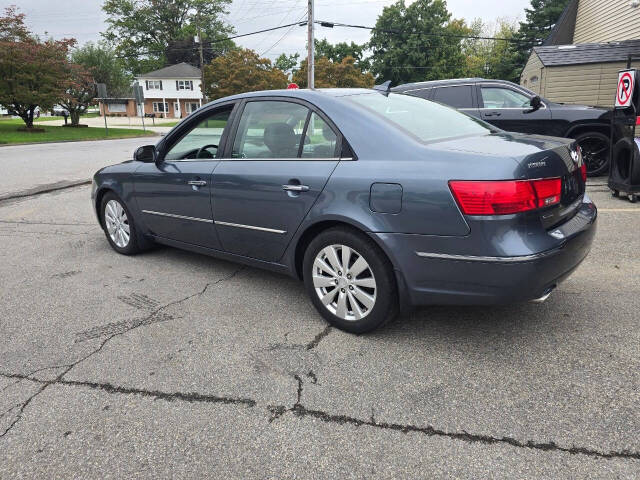 2009 Hyundai SONATA for sale at QUEENSGATE AUTO SALES in York, PA