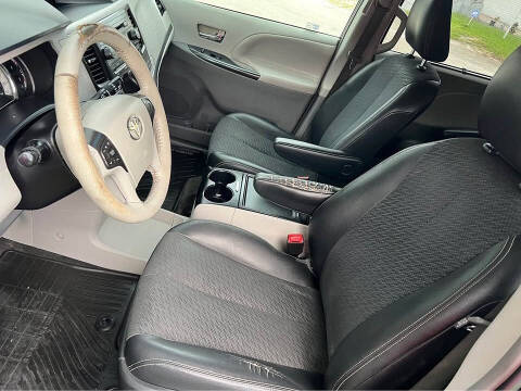 2014 Toyota Sienna SE 8-Passenger