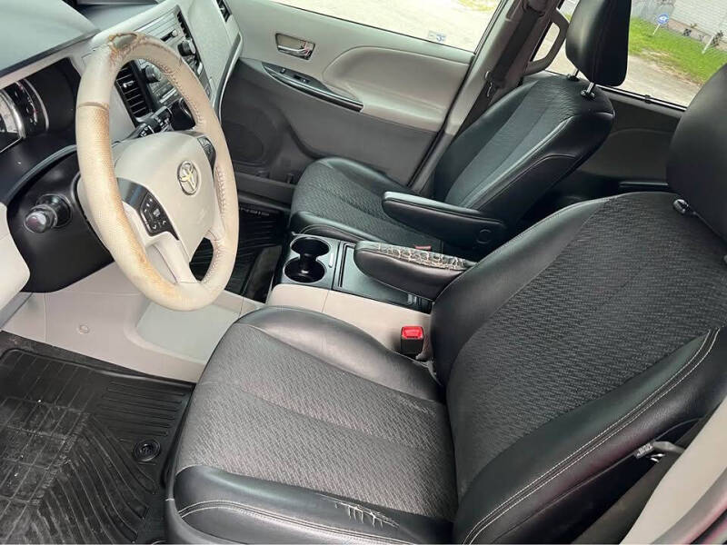 2014 Toyota Sienna SE 8-Passenger