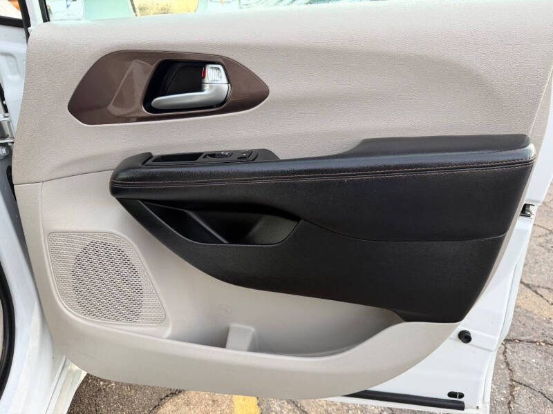 2017 Chrysler Pacifica Touring-L Plus