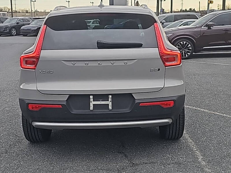 2023 Volvo XC40 B5 Plus Bright Theme