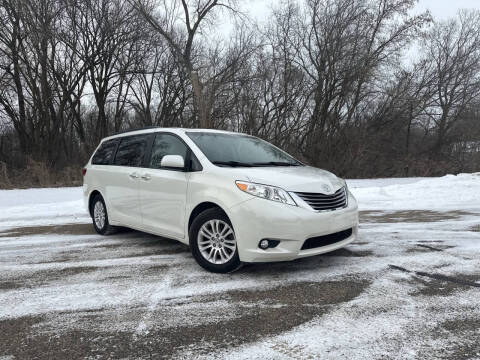 2017 Toyota Sienna XLE 7-Passenger Auto Access Seat