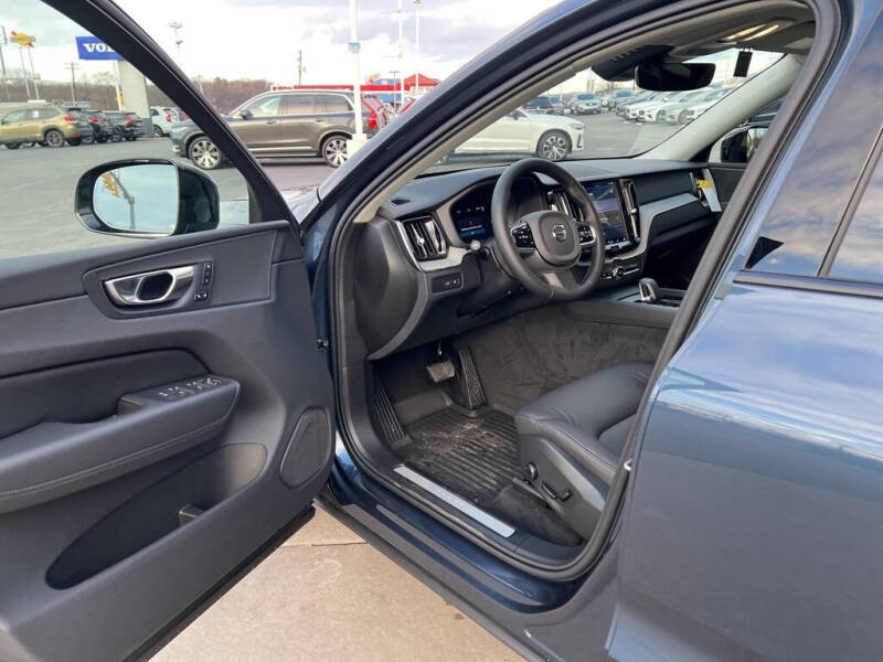 2025 Volvo XC60 T8 Plus Dark Theme