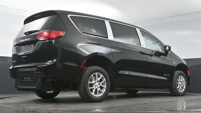 2025 Chrysler Voyager LX