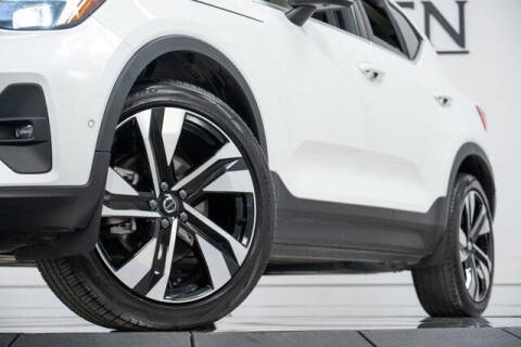 2025 Volvo XC40 B5 Plus Bright Theme