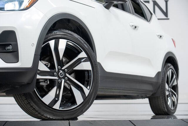 2025 Volvo XC40 B5 Plus Bright Theme