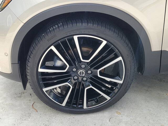 2024 Volvo XC40 B5 Ultimate Dark Theme