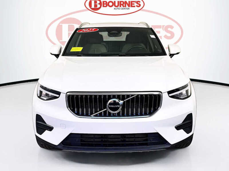 2025 Volvo XC40 B5 Core Bright Theme