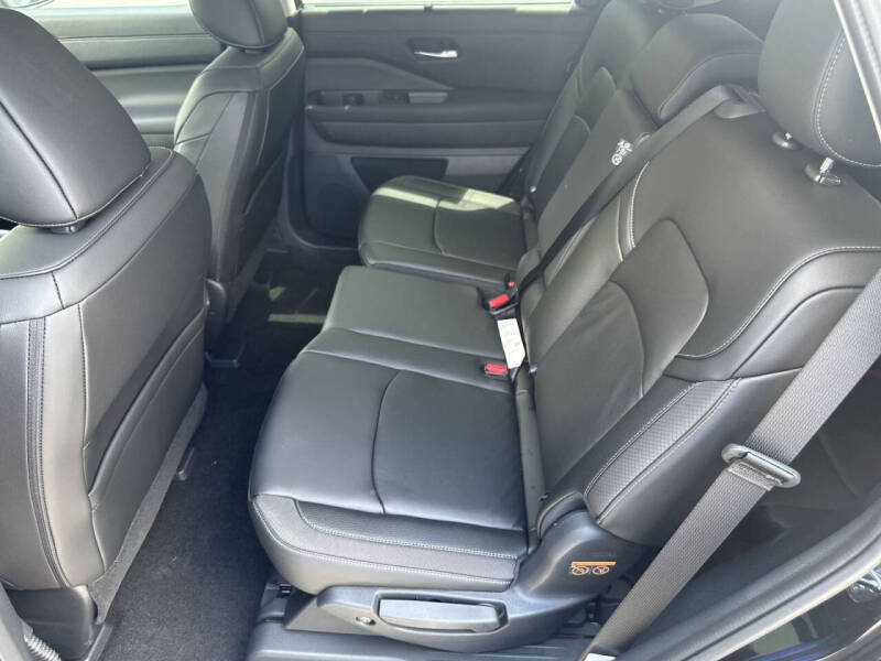 2025 Nissan Pathfinder SL