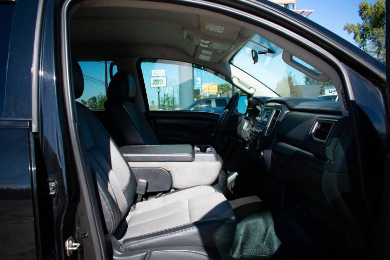 2017 Nissan Titan SV