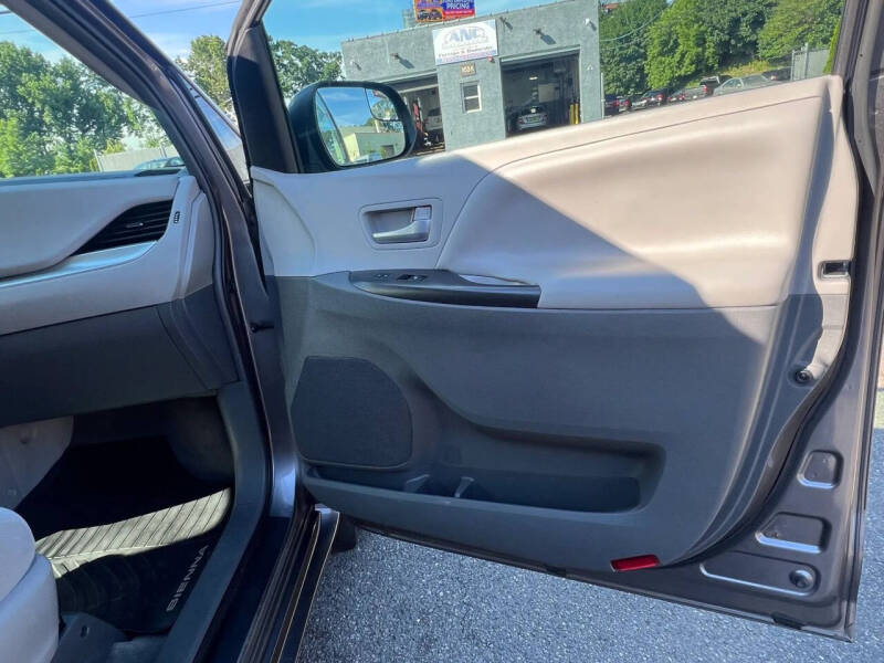 2017 Toyota Sienna LE 7-Passenger