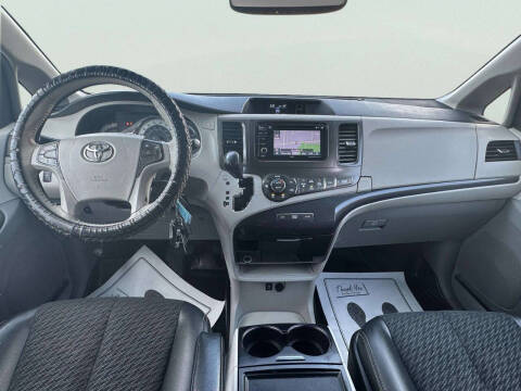 2014 Toyota Sienna SE 8-Passenger