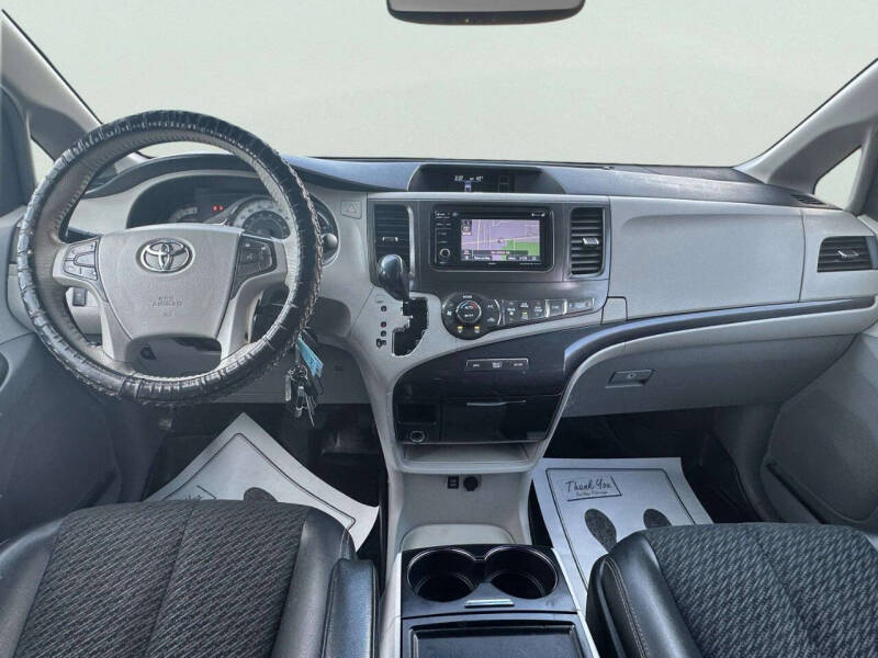 2014 Toyota Sienna SE 8-Passenger