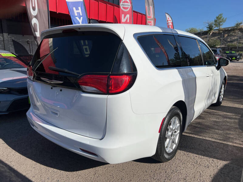 2023 Chrysler Voyager LX
