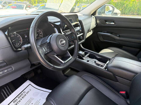 2025 Nissan Pathfinder SL