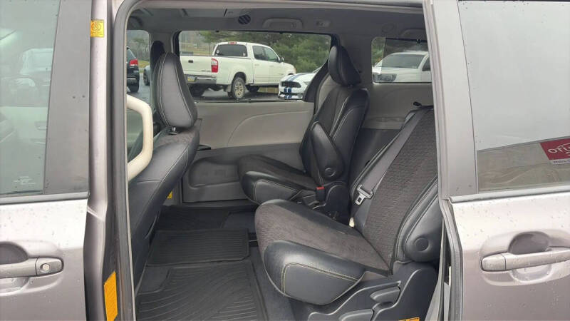 2012 Toyota Sienna SE 8-Passenger
