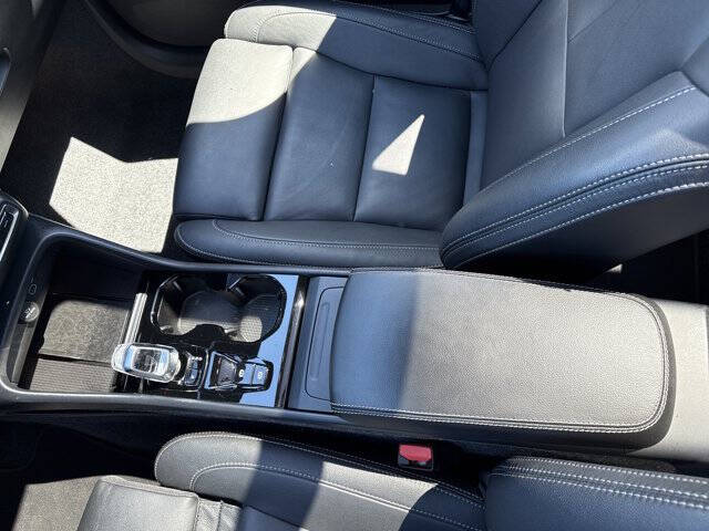 2025 Volvo XC40 B5 Plus Bright Theme