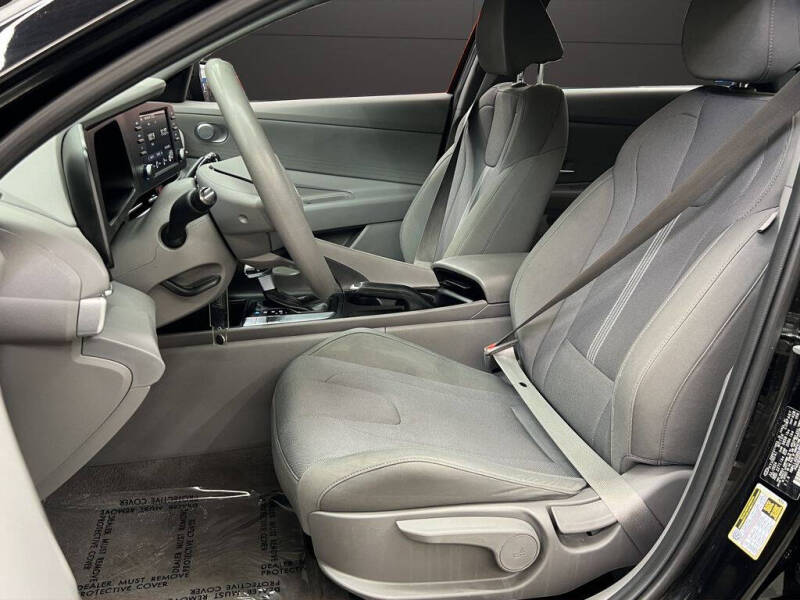 2025 Hyundai Elantra SE