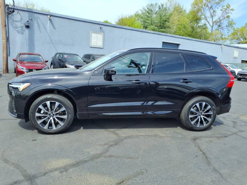 2025 Volvo XC60 B5 Core Dark Theme