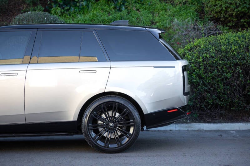 2023 Land Rover Range Rover SE photo 6