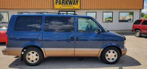 2005 GMC Safari for sale at Parkway Motors in Springfield IL