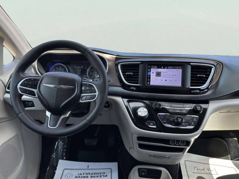 2022 Chrysler Voyager LX