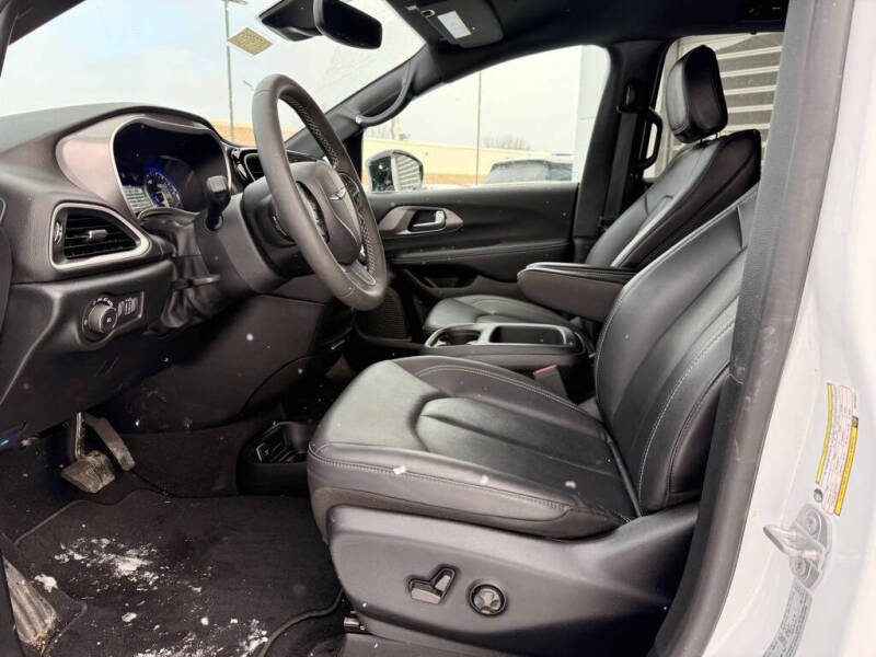 2025 Chrysler Pacifica Select