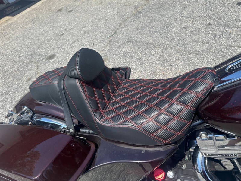 2011 Harley-Davidson FLHX -